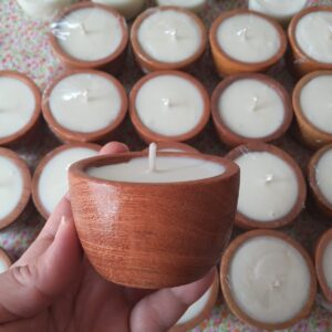 vela de soja en cuenco de madera